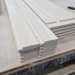 Seamless abutment shadow gap skirting profile – architectural plasterboard finish