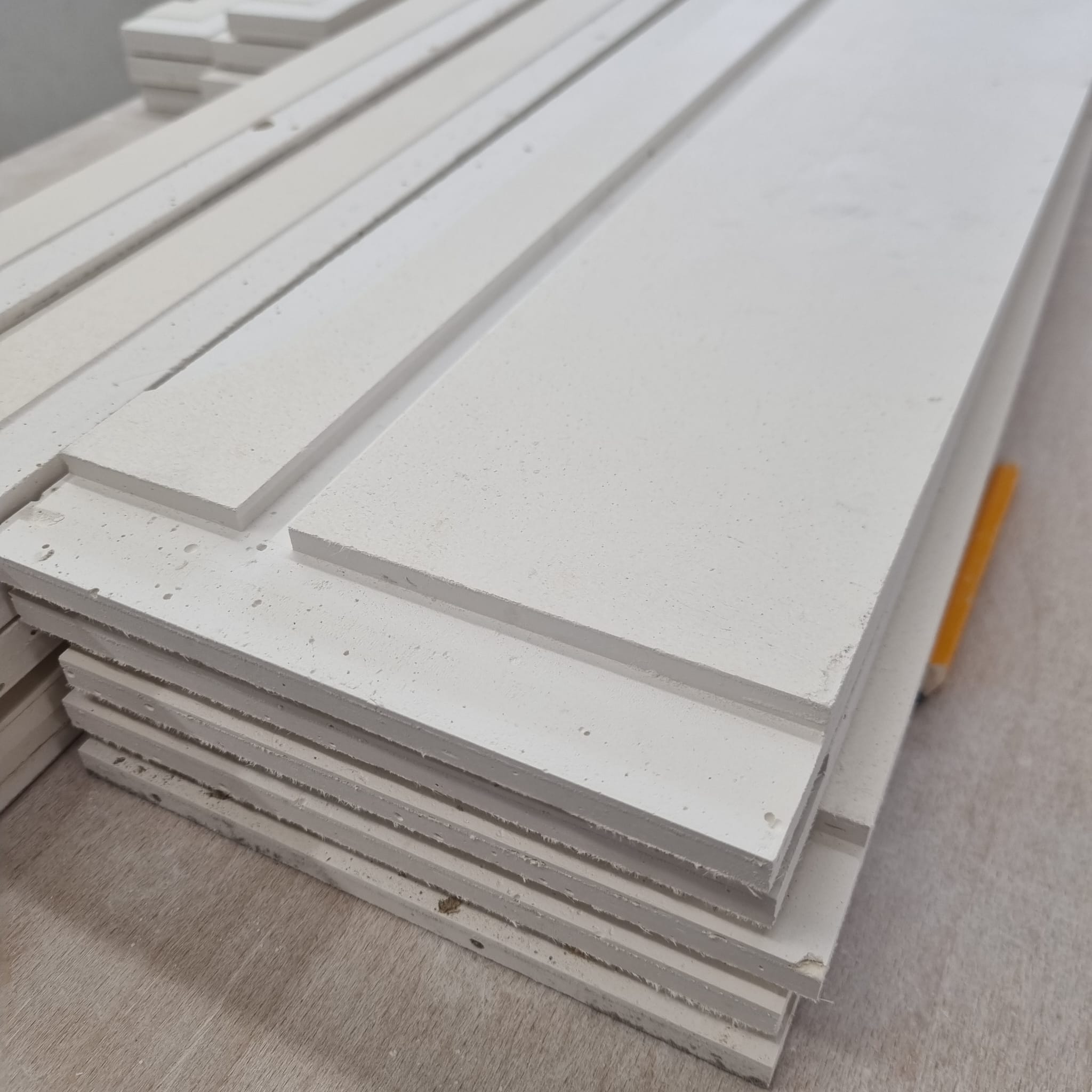 Seamless abutment shadow gap skirting profile – interior installation detail